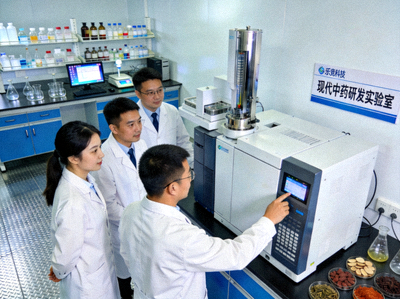 乐竟科技现代中药研发实验室场景，科研人员正在使用高效液相色谱仪检测中药成分含量